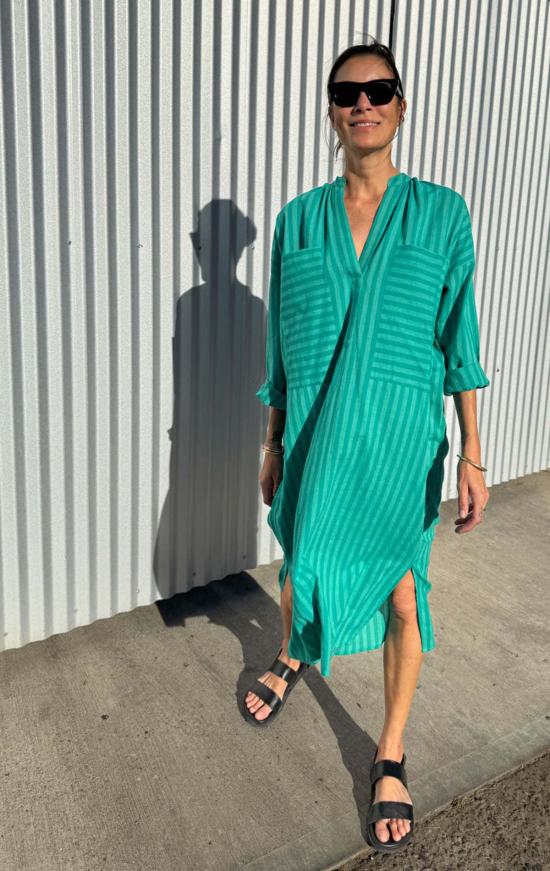  투 롱 원피스 포켓 카프탄 에메랄드 스트라이프 - TWO