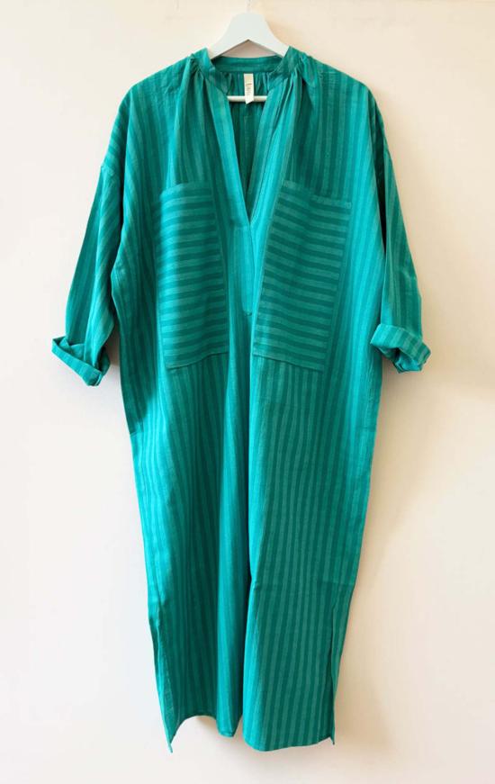  투 롱 원피스 포켓 카프탄 에메랄드 스트라이프 - TWO