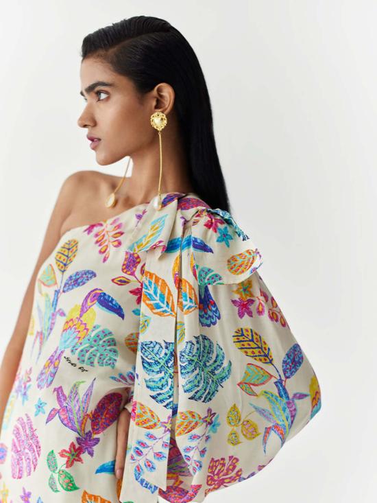  IKKIVI 롱 원피스 이키비 아마존 원숄더 드레스 오프화이트 - IKKIVI