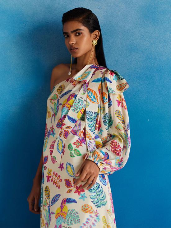  IKKIVI 롱 원피스 이키비 아마존 원숄더 드레스 오프화이트 - IKKIVI