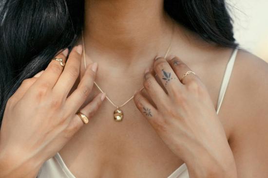  럭스 줄라이 반지 사파이어가 세팅된 시그넷 핑키 링 - LUX JULY