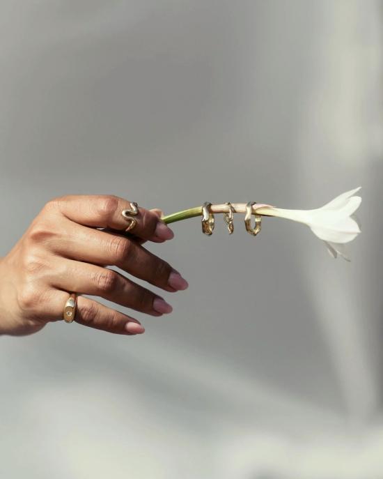  럭스 줄라이 반지 사파이어가 세팅된 시그넷 핑키 링 - LUX JULY