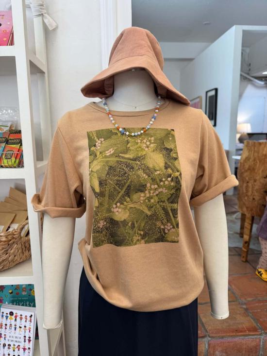  KAAREM 반팔 티셔츠 카렘 남 X 와일드플라워 드롭 숄더 티 클레이