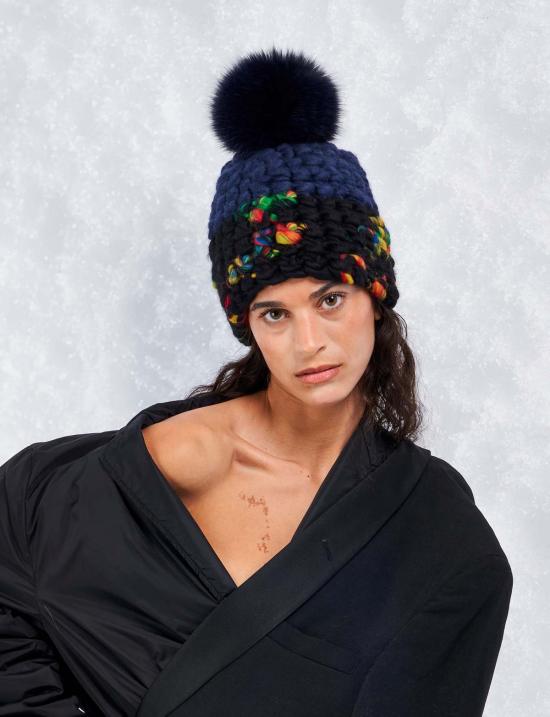  미샤램퍼트 모자 미샤 램퍼트 네이비 | 다크 레고 컬러 블록 비니 + 그래파이트 XL 폼폼 - MISCHA LAMPERT