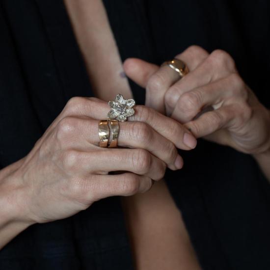  시리 한스도터 반지 로라 자이언트 플라워 시그넷 링 - SIRI HANSDOTTER