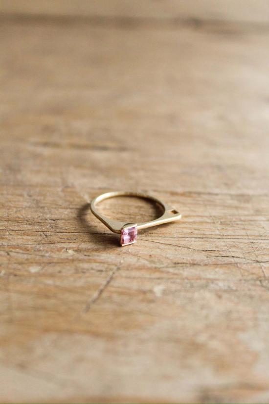  누시 반지 누쉬 링크드 밴드 링 (사각형 사파이어, 14K 옐로우 골드/핑크)