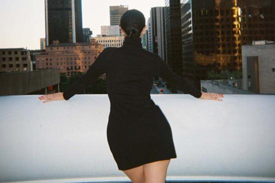  질 로드리게즈 숏 원피스 길 로드리게즈 터틀넥 롱사이즈 벨뷰 미니 드레스 - GIL RODRIGUEZ