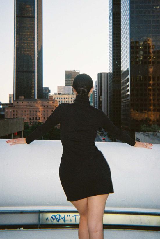  질 로드리게즈 숏 원피스 길 로드리게즈 터틀넥 롱사이즈 벨뷰 미니 드레스 - GIL RODRIGUEZ