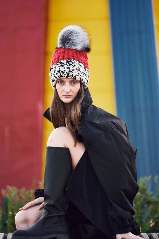  Mischa Lampert 모자 미샤 램퍼트 레드 | 화이트/블랙 컬러 블록 비니 + 실버 폭스 XL 폼폼