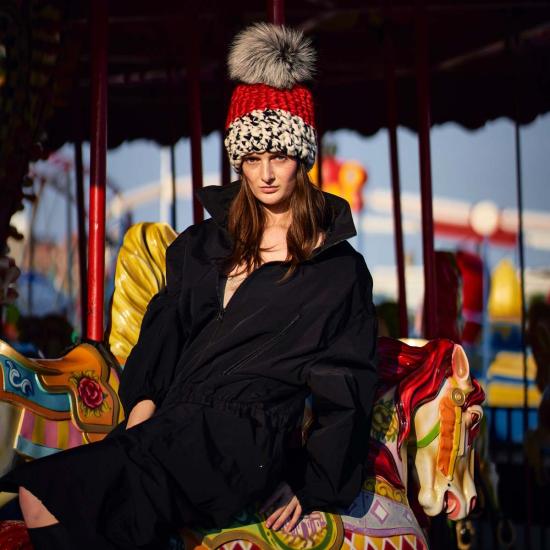  Mischa Lampert 모자 미샤 램퍼트 레드 | 화이트/블랙 컬러 블록 비니 + 실버 폭스 XL 폼폼 - OTHER BRANDS