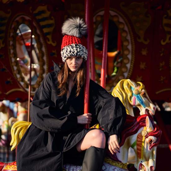  Mischa Lampert 모자 미샤 램퍼트 레드 | 화이트/블랙 컬러 블록 비니 + 실버 폭스 XL 폼폼 - OTHER BRANDS