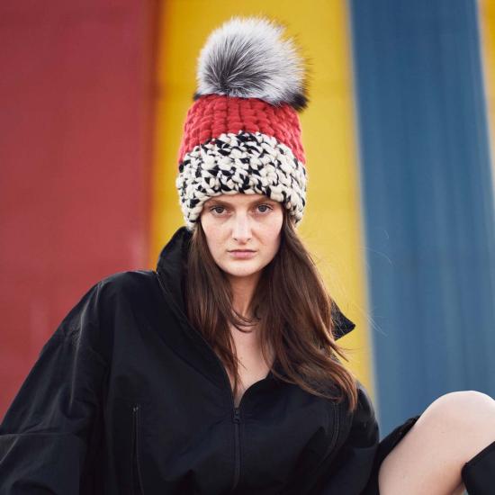 Mischa Lampert 모자 미샤 램퍼트 레드 | 화이트/블랙 컬러 블록 비니 + 실버 폭스 XL 폼폼 - OTHER BRANDS