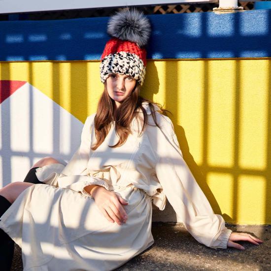  Mischa Lampert 모자 미샤 램퍼트 레드 | 화이트/블랙 컬러 블록 비니 + 실버 폭스 XL 폼폼 - OTHER BRANDS