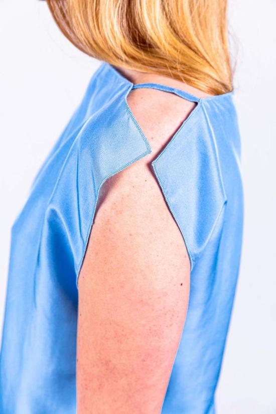  베이스레인지 블라우스 레이 실크 탑 블루 콤보 - BASERANGE