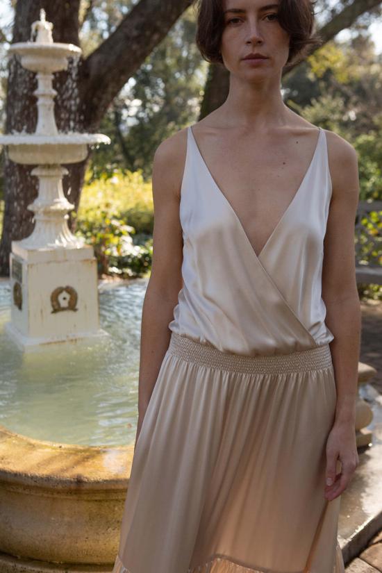  에리카 타노브 롱 원피스 에리카 타노프 오데트 실크 샤르뫼즈 가운 알라바스터 - ERICA TANOV