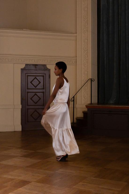  에리카 타노브 롱 원피스 에리카 타노프 오데트 실크 샤르뫼즈 가운 알라바스터 - ERICA TANOV