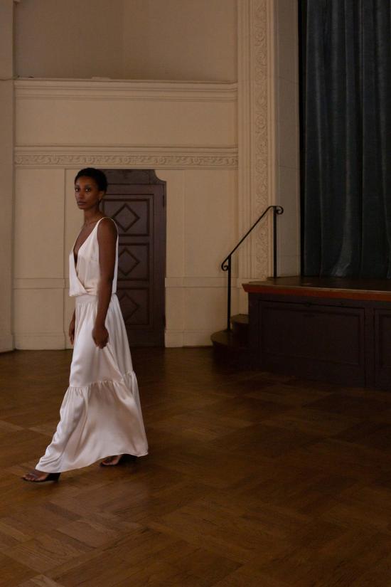  에리카 타노브 롱 원피스 에리카 타노프 오데트 실크 샤르뫼즈 가운 알라바스터 - ERICA TANOV