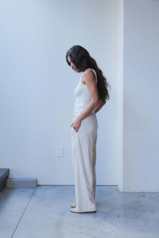  앳 던 민소매 티셔츠 새벽에. 면 골지 스퀘어넥 탱크탑 - AT DAWN.