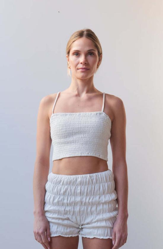  at Dawn. 브라 새벽에. 긴 탑