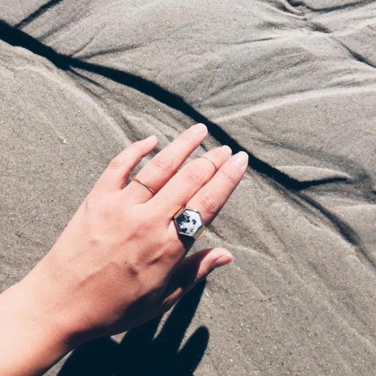  타린 토마스 반지 베컴 링 블랙/화이트 재스퍼 - TARIN THOMAS