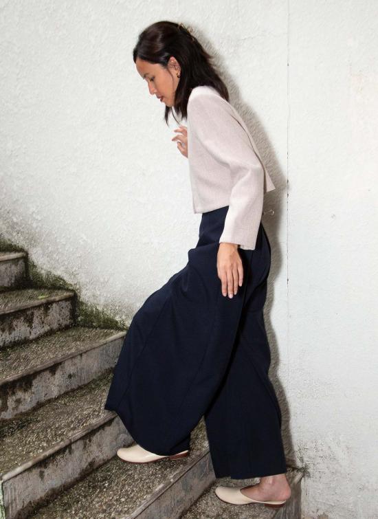  카렘 가디건 Kaarem Scales 긴 소매 크롭  베이지 참깨 - KAAREM