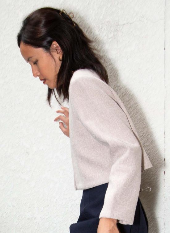  카렘 가디건 Kaarem Scales 긴 소매 크롭  베이지 참깨 - KAAREM