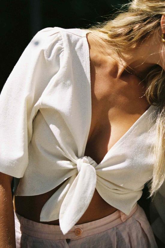  메릿 찰스 블라우스 로우 실크 타이 탑 더 피닉스 탑