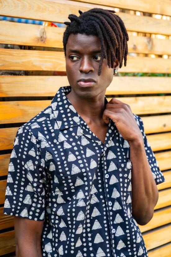  DUSHYANT. 반팔 셔츠 두샨트. 핸드 블록 프린팅 '더 돈' 캠프 칼라  블랙 트라이앵글 아트 프린트 - DUSHYANT