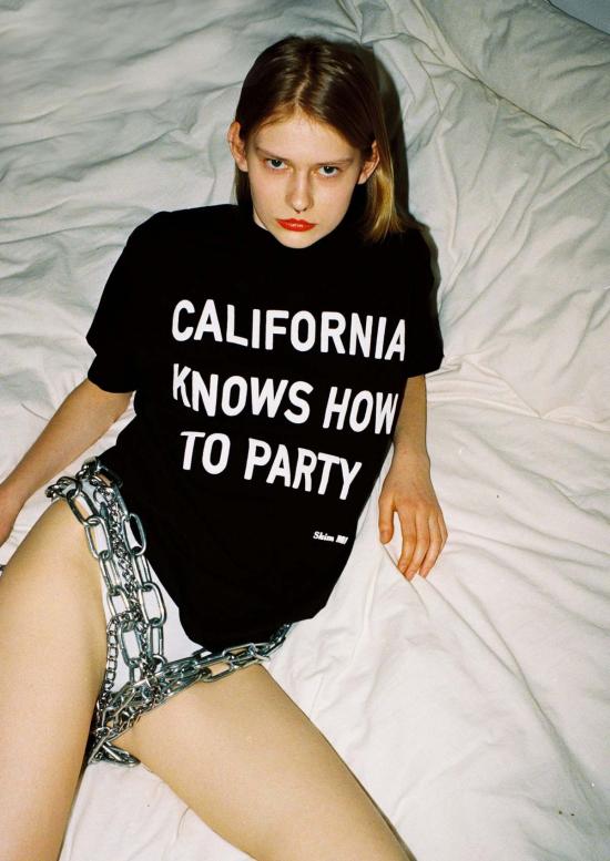  Skim Milk 반팔 티셔츠 스키밍 밀크 캘리포니아는 파티하는 법을 안다 티셔츠 블랙 - SKIM MILK