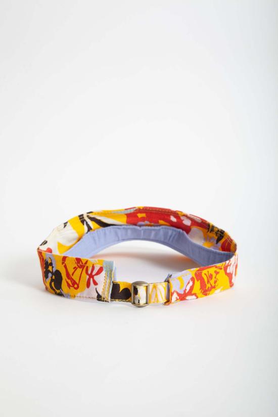  Gravel & Gold 모자 자갈과 금색 바이저, 공원에 앉아 있는 모습 - OTHER BRANDS