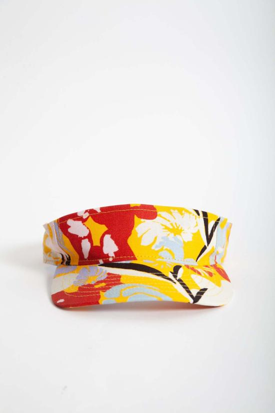  Gravel & Gold 모자 자갈과 금색 바이저, 공원에 앉아 있는 모습 - OTHER BRANDS