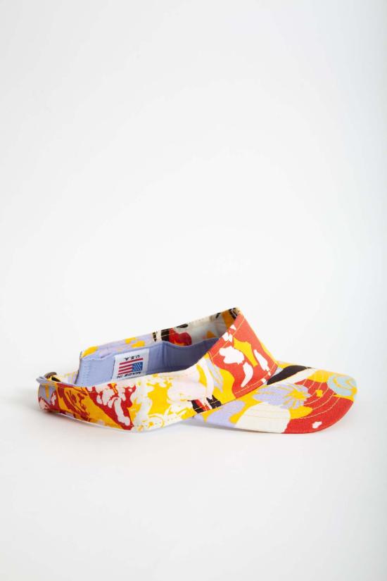  그래블 앤 골드 모자 자갈과 금색 바이저, 공원에 앉아 있는 모습 - GRAVEL & GOLD