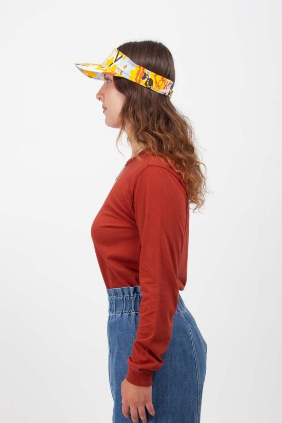  Gravel & Gold 모자 자갈과 금색 바이저, 공원에 앉아 있는 모습