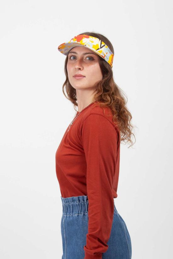  Gravel & Gold 모자 자갈과 금색 바이저, 공원에 앉아 있는 모습 - OTHER BRANDS