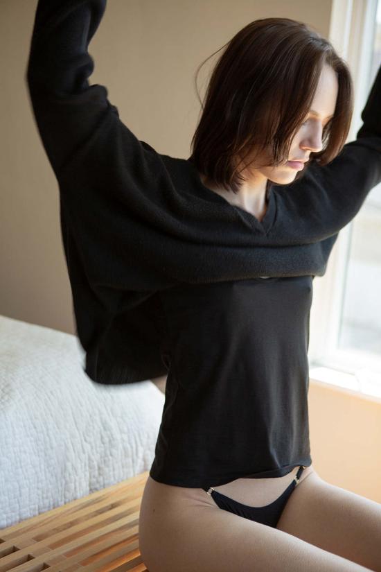  에리카 타노브 스웨터 에리카 타노프 피마 코튼 브이넥 풀오버 블랙 - ERICA TANOV