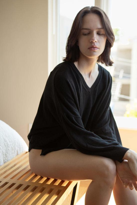  에리카 타노브 스웨터 에리카 타노프 피마 코튼 브이넥 풀오버 블랙