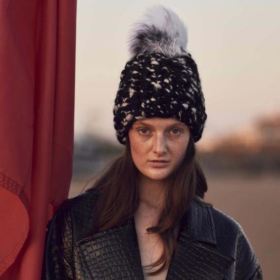  미샤램퍼트 모자 미샤 램퍼트 블랙/화이트 비니 + 실버 폭스 XL 폼폼 - MISCHA LAMPERT