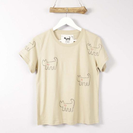  Cats with a Heart 반팔 티셔츠 하트를 품은 고양이 가족 자수 티셔츠 샌드