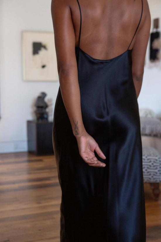  에리카 타노브 롱 원피스 에리카 타노프 탈룰라 실크 샤르뫼즈 가운 블랙 - ERICA TANOV