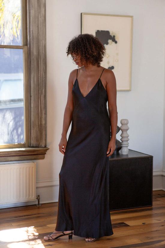  에리카 타노브 롱 원피스 에리카 타노프 탈룰라 실크 샤르뫼즈 가운 블랙