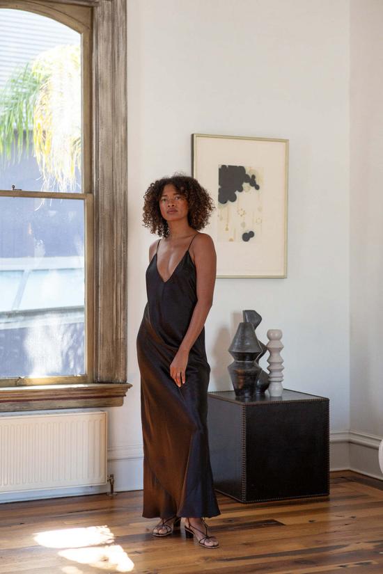  에리카 타노브 롱 원피스 에리카 타노프 탈룰라 실크 샤르뫼즈 가운 블랙 - ERICA TANOV