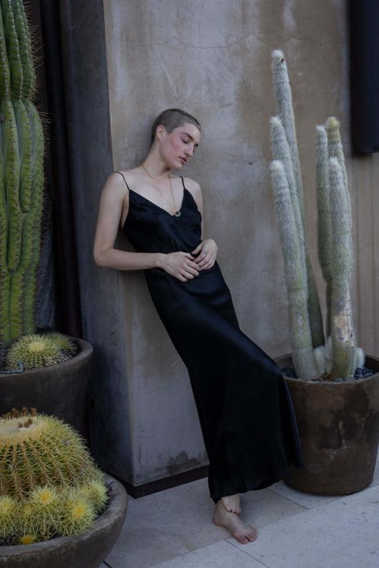  에리카 타노브 롱 원피스 에리카 타노프 탈룰라 실크 샤르뫼즈 가운 블랙 - ERICA TANOV