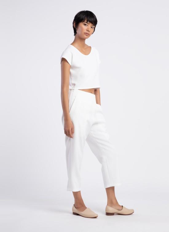  카렘 민소매 티셔츠 애들레이 백 브이핏 크롭탑 화이트 - KAAREM