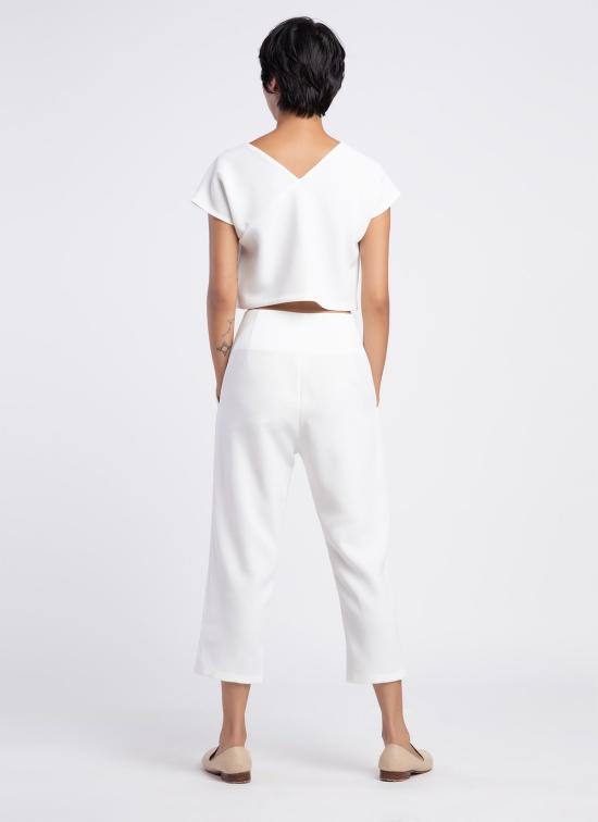  카렘 민소매 티셔츠 애들레이 백 브이핏 크롭탑 화이트 - KAAREM