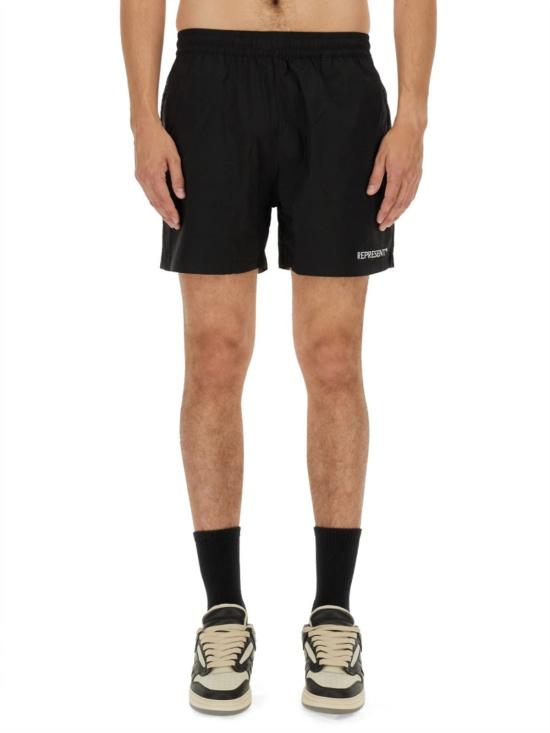  리프레젠트 숏팬츠 버뮤다를 대표하는 로고가 새겨진 블랙 반바지