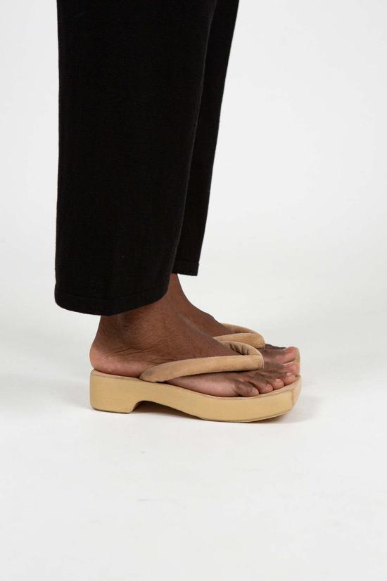  로렌 마누지안 뮬/슬리퍼 로렌 마누기안 스웨이드 조리 클로그 샌드 - LAUREN MANOOGIAN