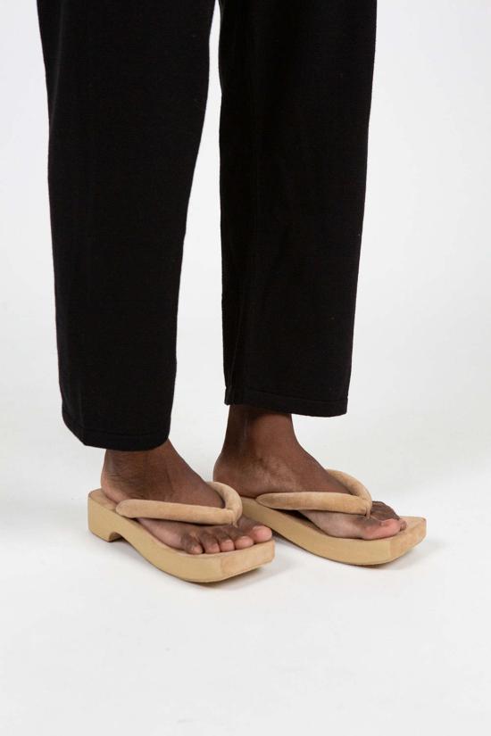  로렌 마누지안 뮬/슬리퍼 로렌 마누기안 스웨이드 조리 클로그 샌드 - LAUREN MANOOGIAN