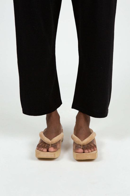  로렌 마누지안 뮬/슬리퍼 로렌 마누기안 스웨이드 조리 클로그 샌드 - LAUREN MANOOGIAN