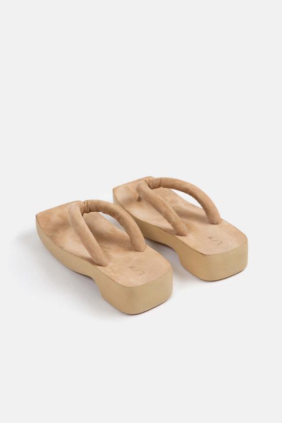  로렌 마누지안 뮬/슬리퍼 로렌 마누기안 스웨이드 조리 클로그 샌드 - LAUREN MANOOGIAN