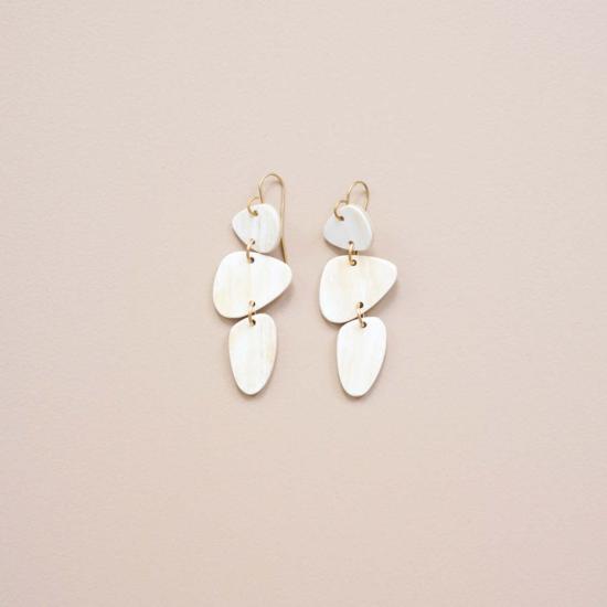  마디디 컬렉티브 이어링 겹겹이 쌓인 스톤 귀걸이